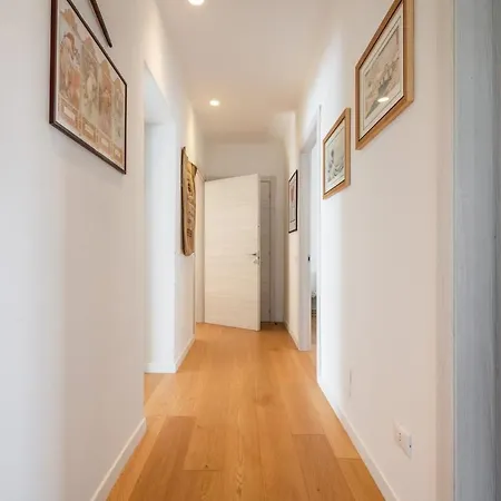 Spacious And Bright 2 Bedroom Near Poetto * 칼리아리